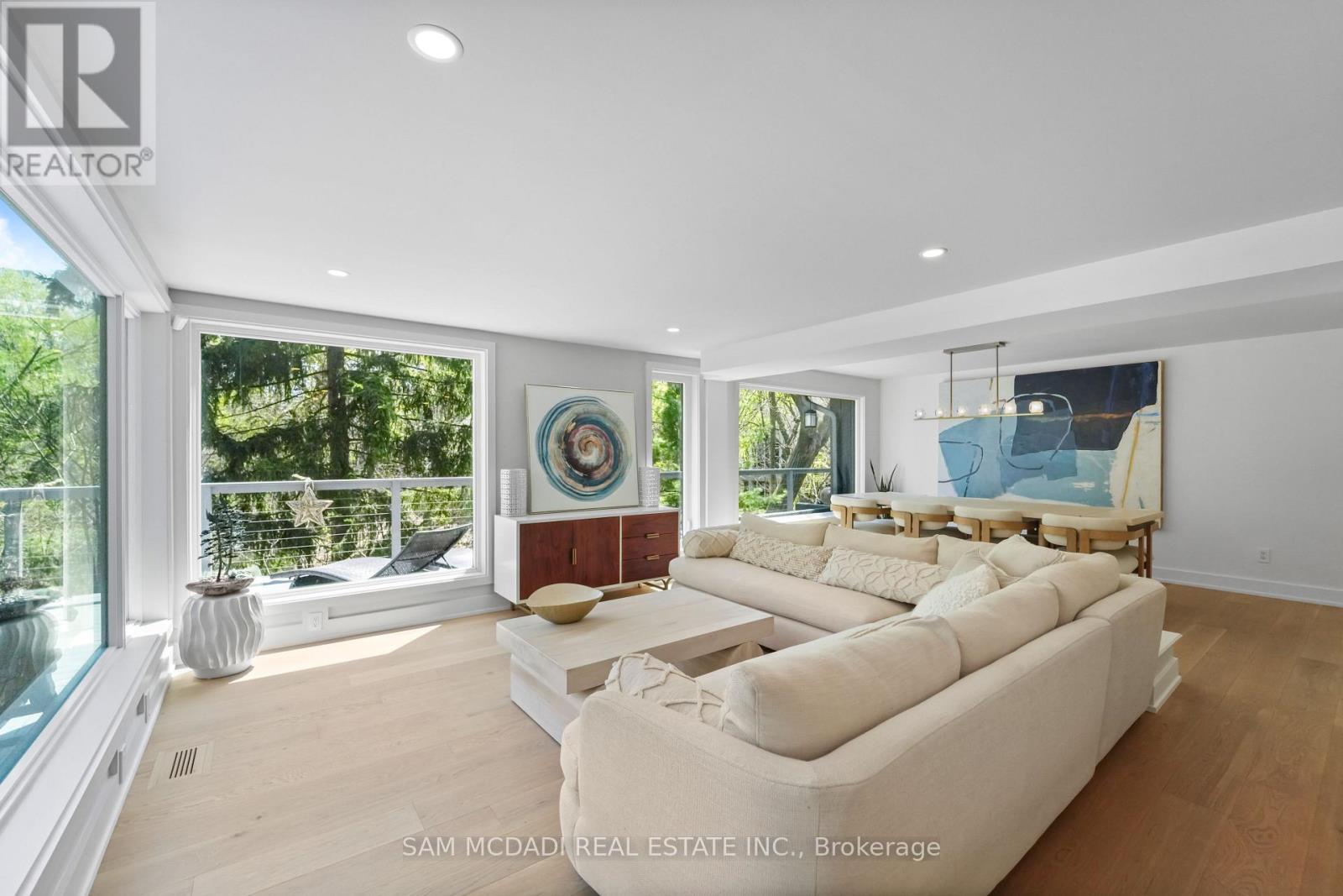 1273 Queen Victoria Avenue, Mississauga, ON - Indoor Photo Showing Living Room