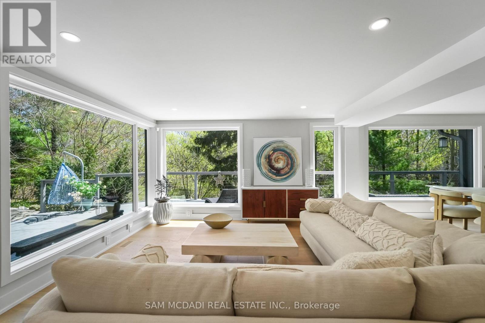 1273 Queen Victoria Avenue, Mississauga, ON - Indoor Photo Showing Living Room