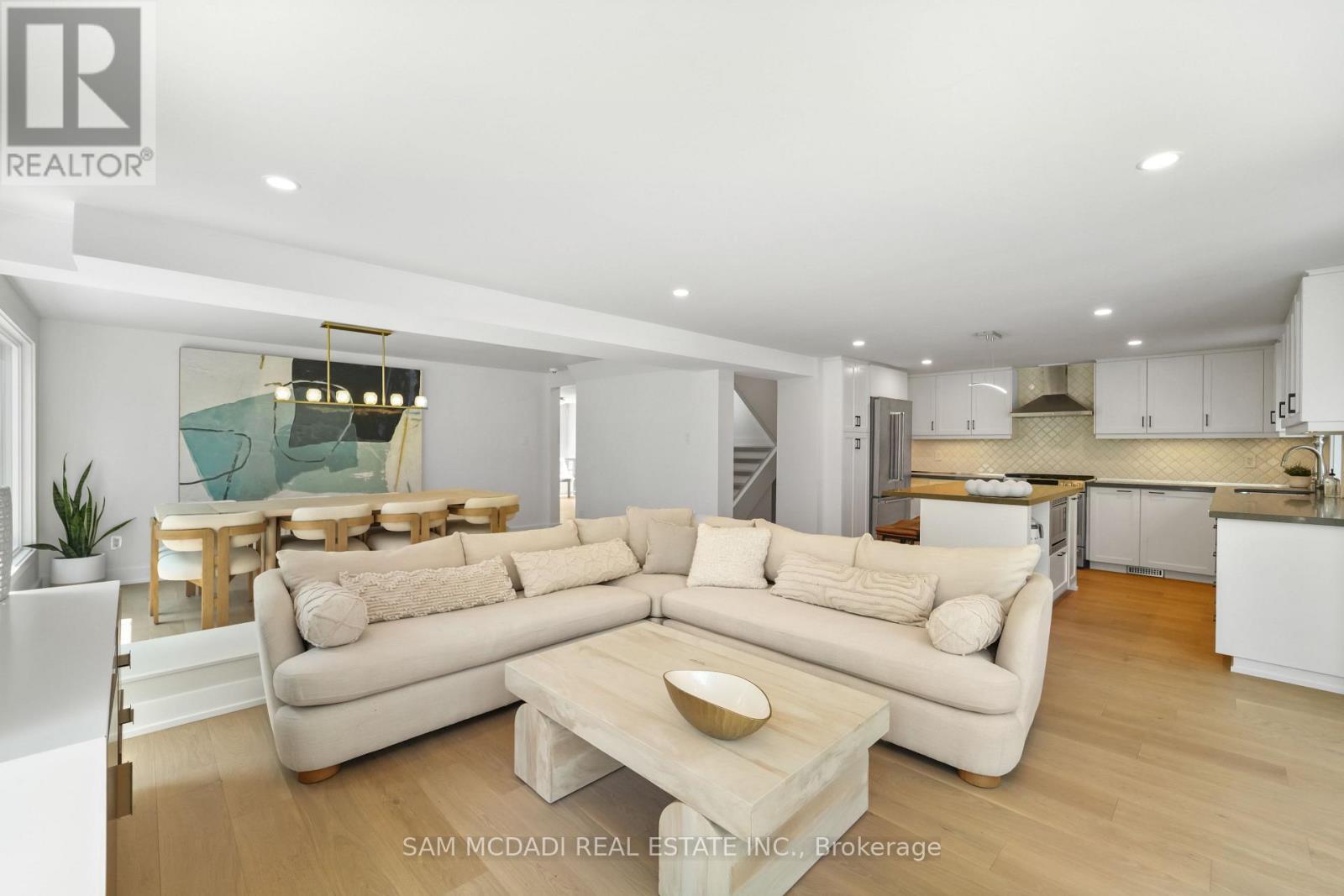 1273 Queen Victoria Avenue, Mississauga, ON - Indoor Photo Showing Living Room