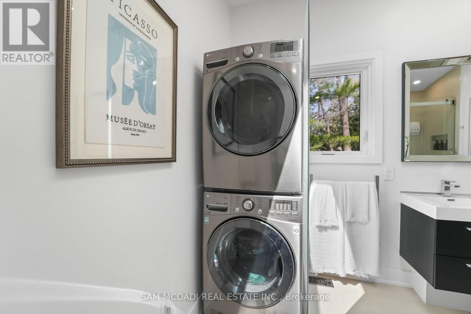 1273 Queen Victoria Avenue, Mississauga, ON - Indoor Photo Showing Laundry Room