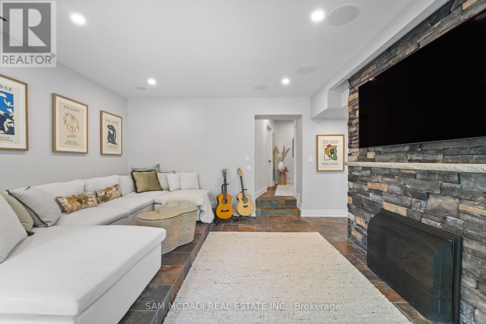 1273 Queen Victoria Avenue, Mississauga, ON - Indoor With Fireplace