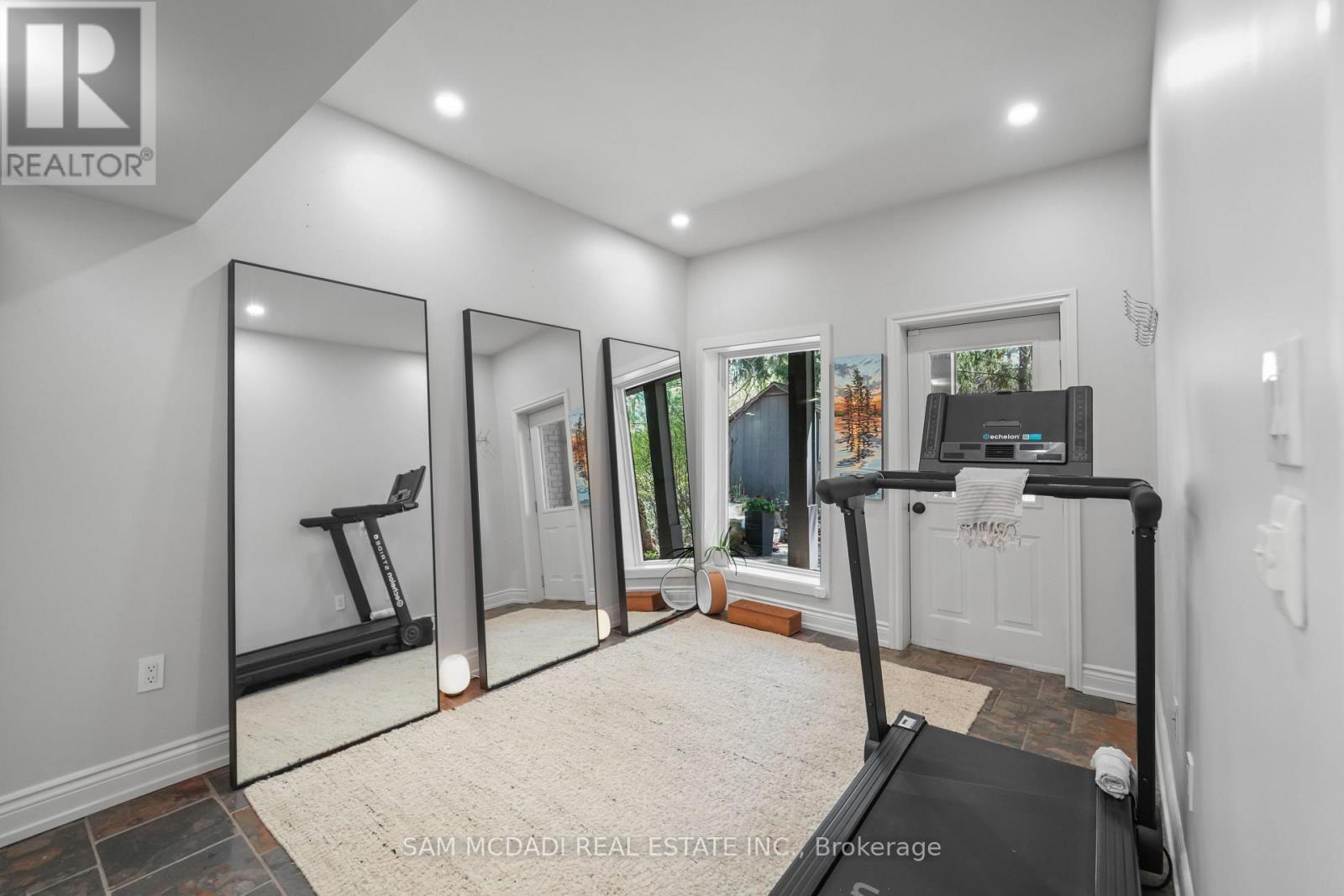1273 Queen Victoria Avenue, Mississauga, ON - Indoor Photo Showing Gym Room