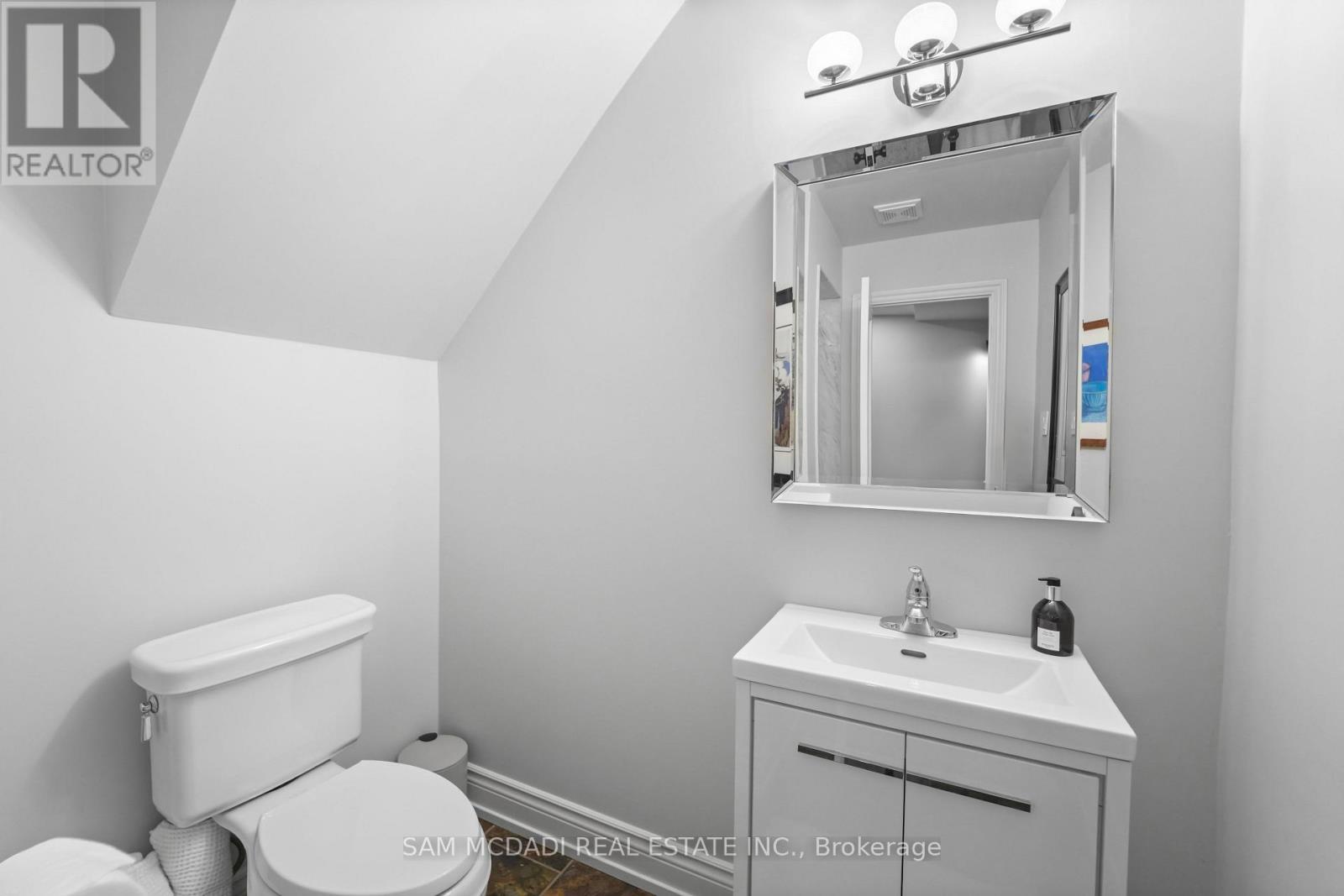 1273 Queen Victoria Avenue, Mississauga, ON - Indoor Photo Showing Bathroom