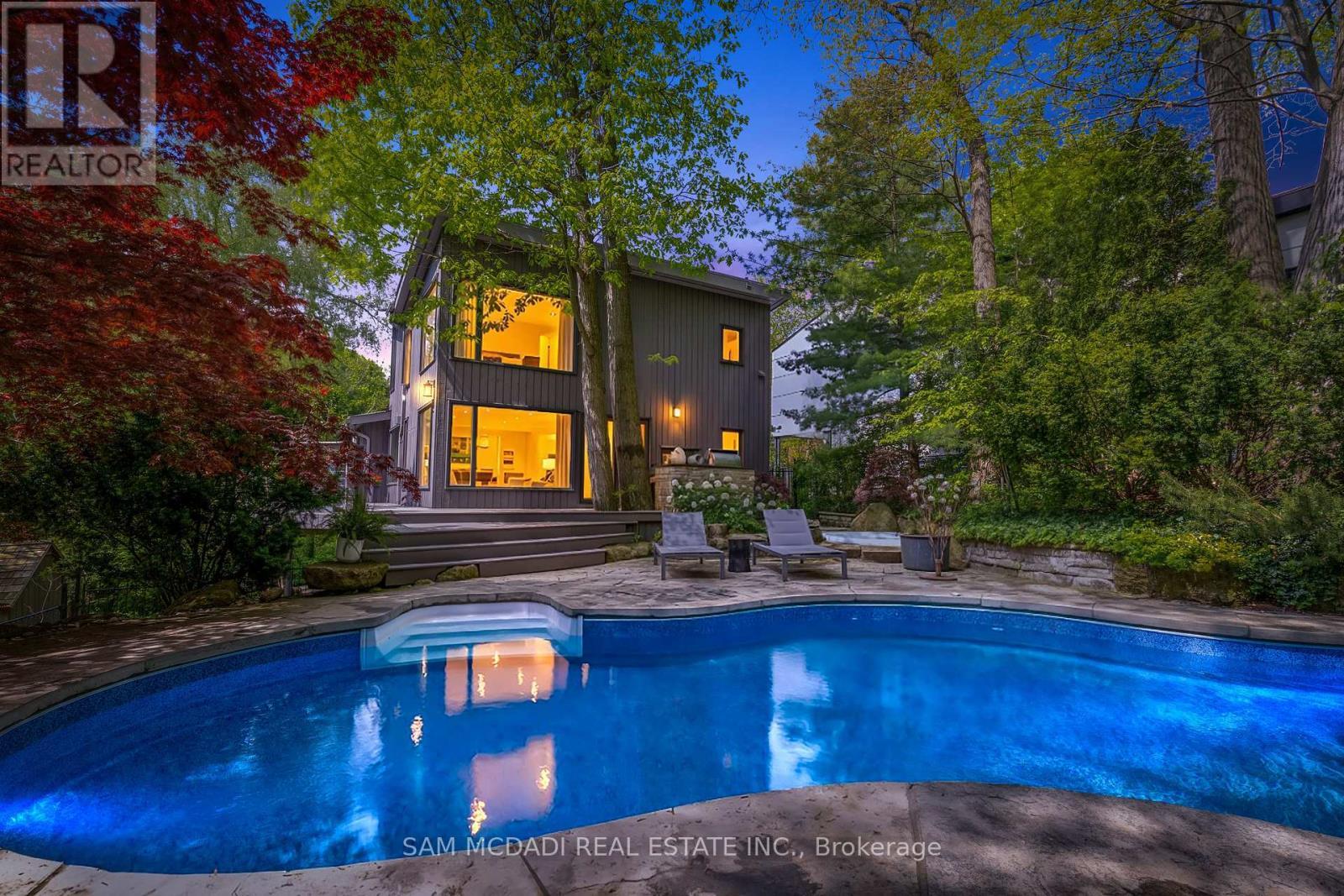 1273 Queen Victoria Avenue, Mississauga, ON - Outdoor With In Ground Pool