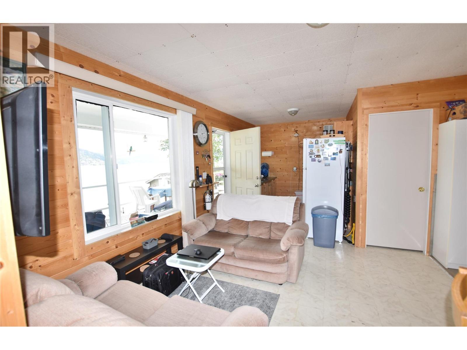 1 Imtil Road, Vernon, BC - Indoor Photo Showing Living Room