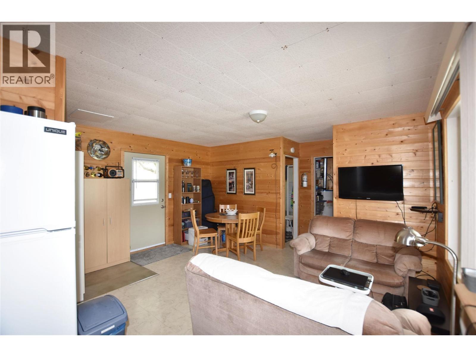 1 Imtil Road, Vernon, BC - Indoor Photo Showing Living Room