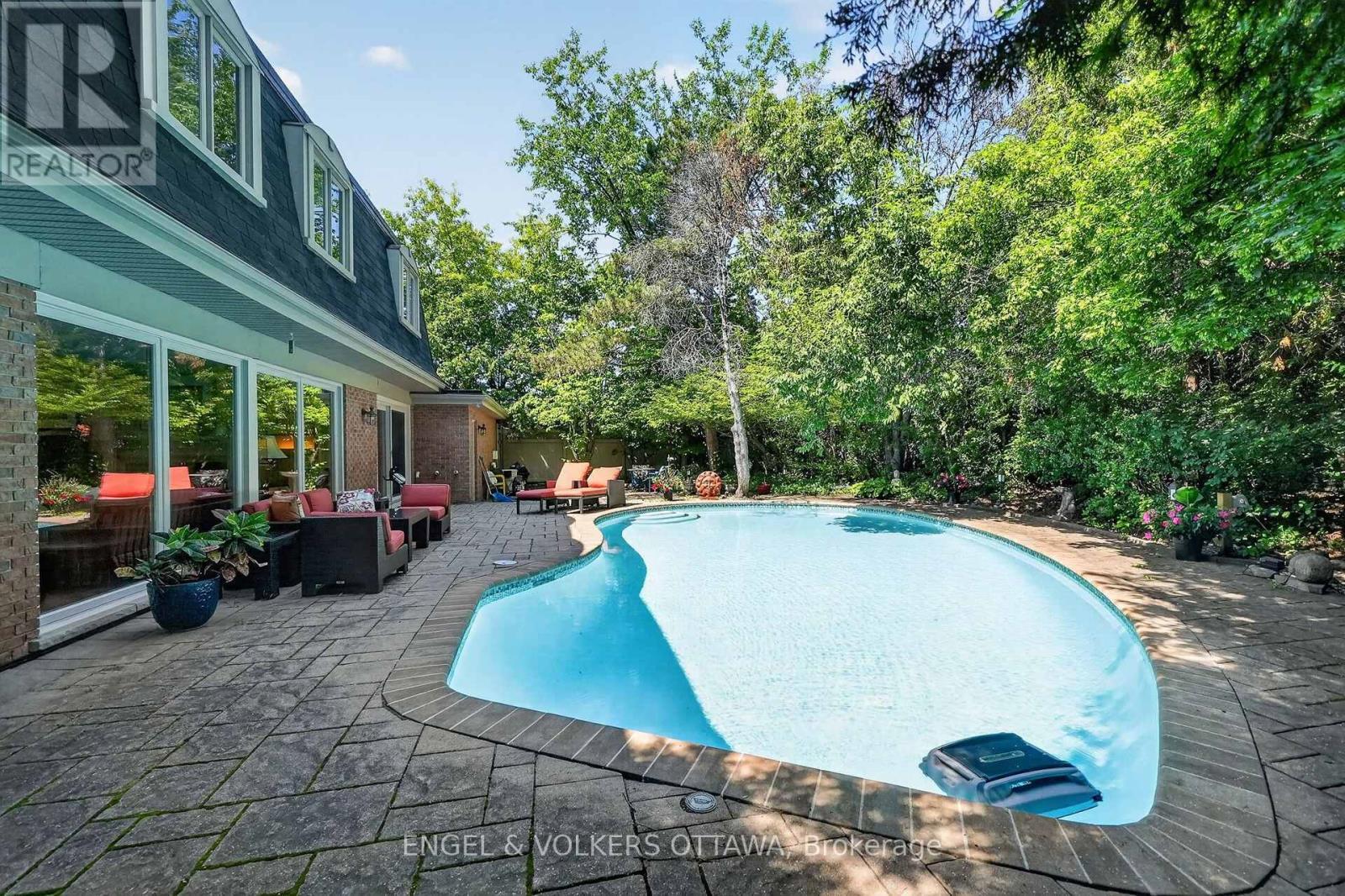 1907 Fairmeadow Crescent, Ottawa, ON