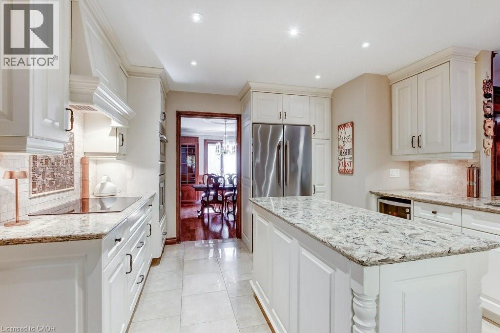 215 Briar Hill Crescent, Ancaster, ON - Indoor Photo Showing Kitchen With Upgraded Kitchen