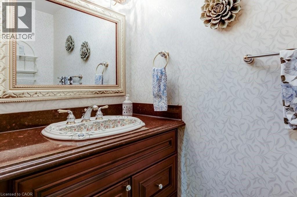 215 Briar Hill Crescent, Ancaster, ON - Indoor Photo Showing Bathroom