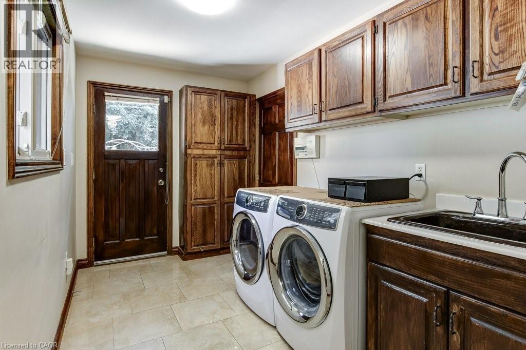 215 Briar Hill Crescent, Ancaster, ON - Indoor Photo Showing Laundry Room