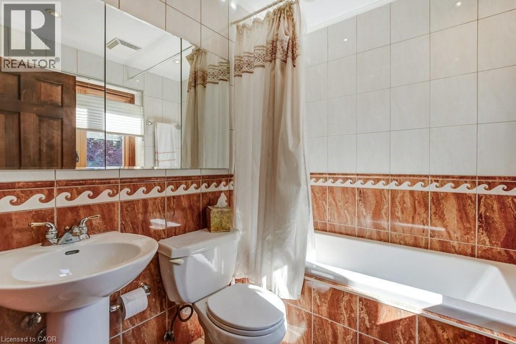Ensuite - 215 Briar Hill Crescent, Ancaster, ON - Indoor Photo Showing Bathroom