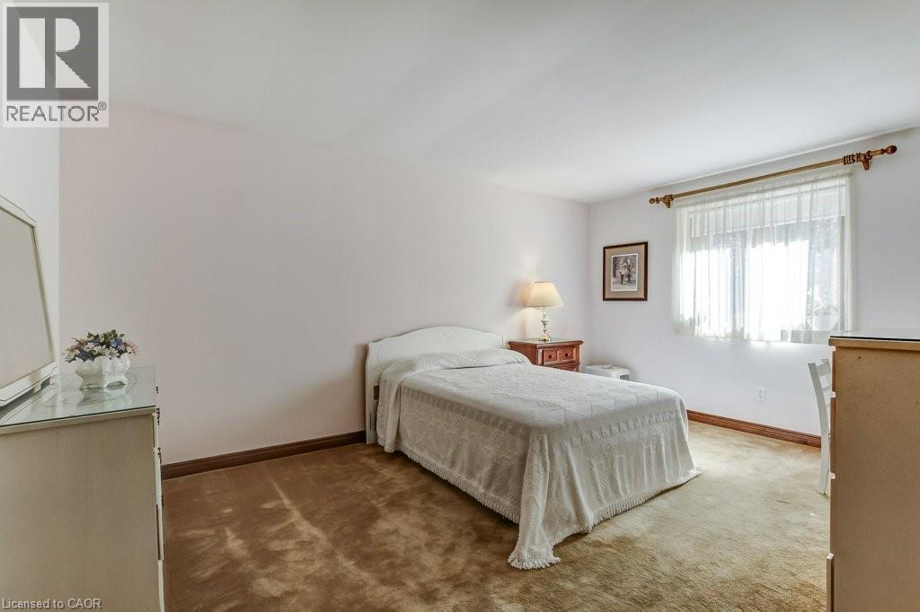 215 Briar Hill Crescent, Ancaster, ON - Indoor Photo Showing Bedroom