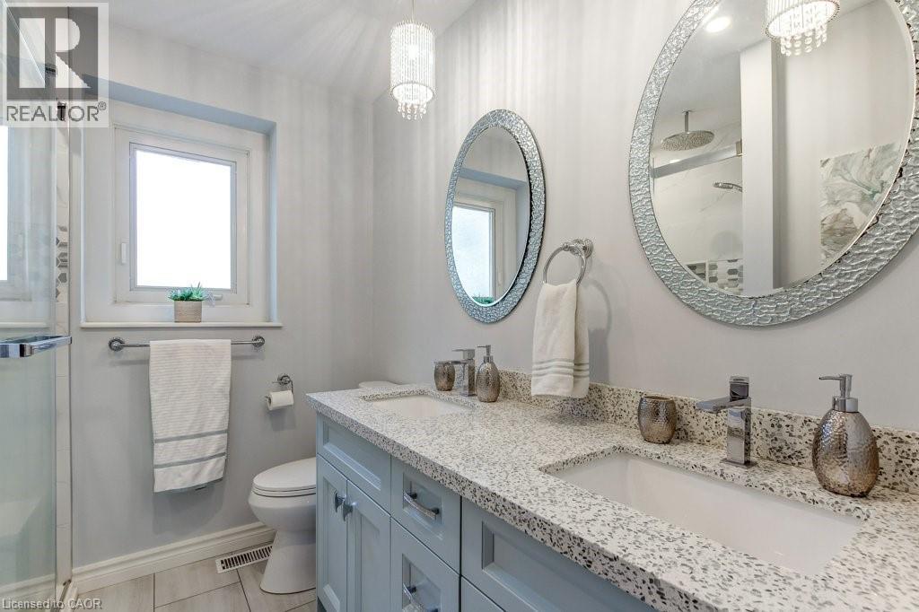 215 Briar Hill Crescent, Ancaster, ON - Indoor Photo Showing Bathroom