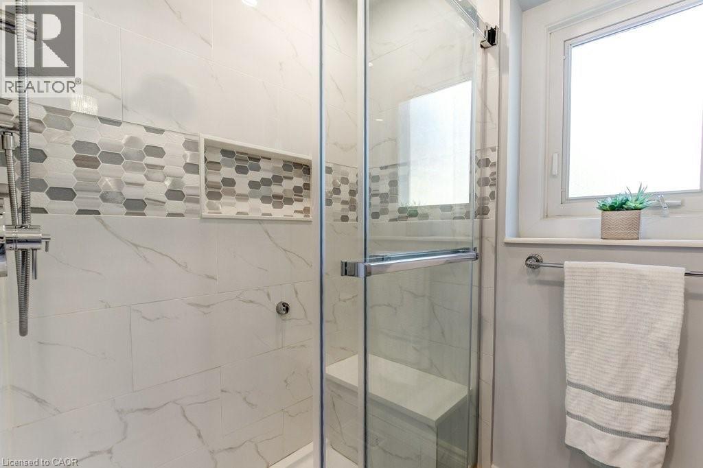 215 Briar Hill Crescent, Ancaster, ON - Indoor Photo Showing Bathroom