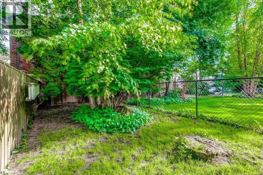 215 Briar Hill Crescent, Ancaster, ON - Outdoor