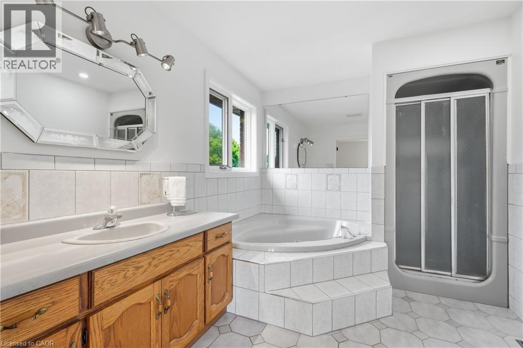 42 Fox Run, Brantford, ON - Indoor Photo Showing Bathroom