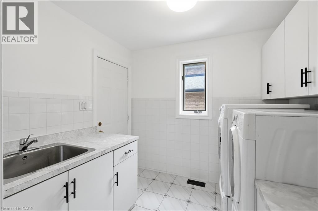 42 Fox Run, Brantford, ON - Indoor Photo Showing Laundry Room