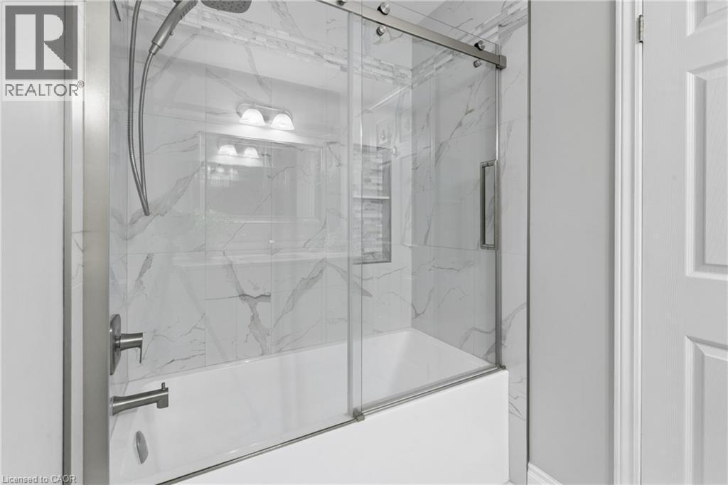 30 Doon Mills Drive, Kitchener, ON - Indoor Photo Showing Bathroom