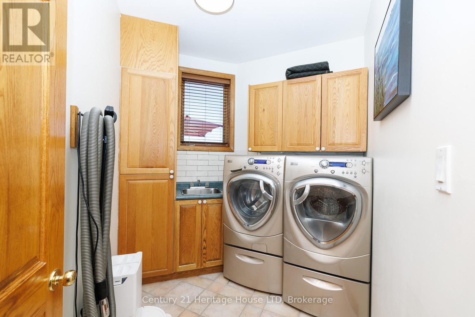 Main floor laundry - 6 Jacob'S Landing, Grimsby (Grimsby Beach), ON