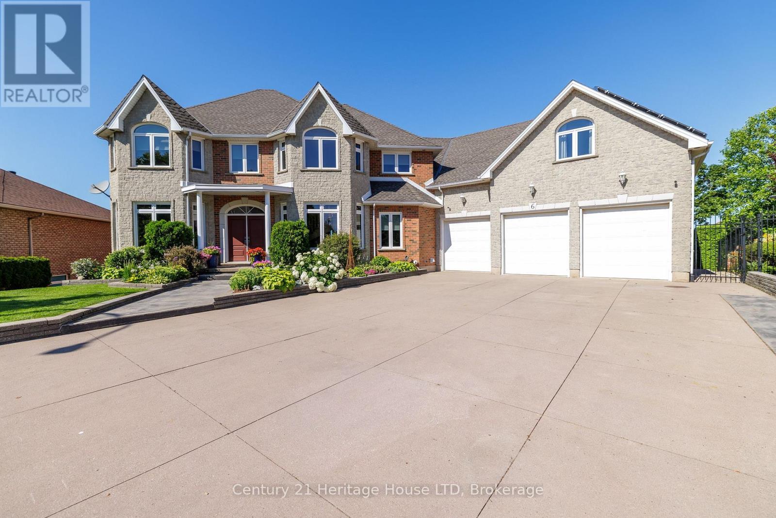 2 IN LAW Suites and Triple car garage - 6 Jacob'S Landing, Grimsby (Grimsby Beach), ON