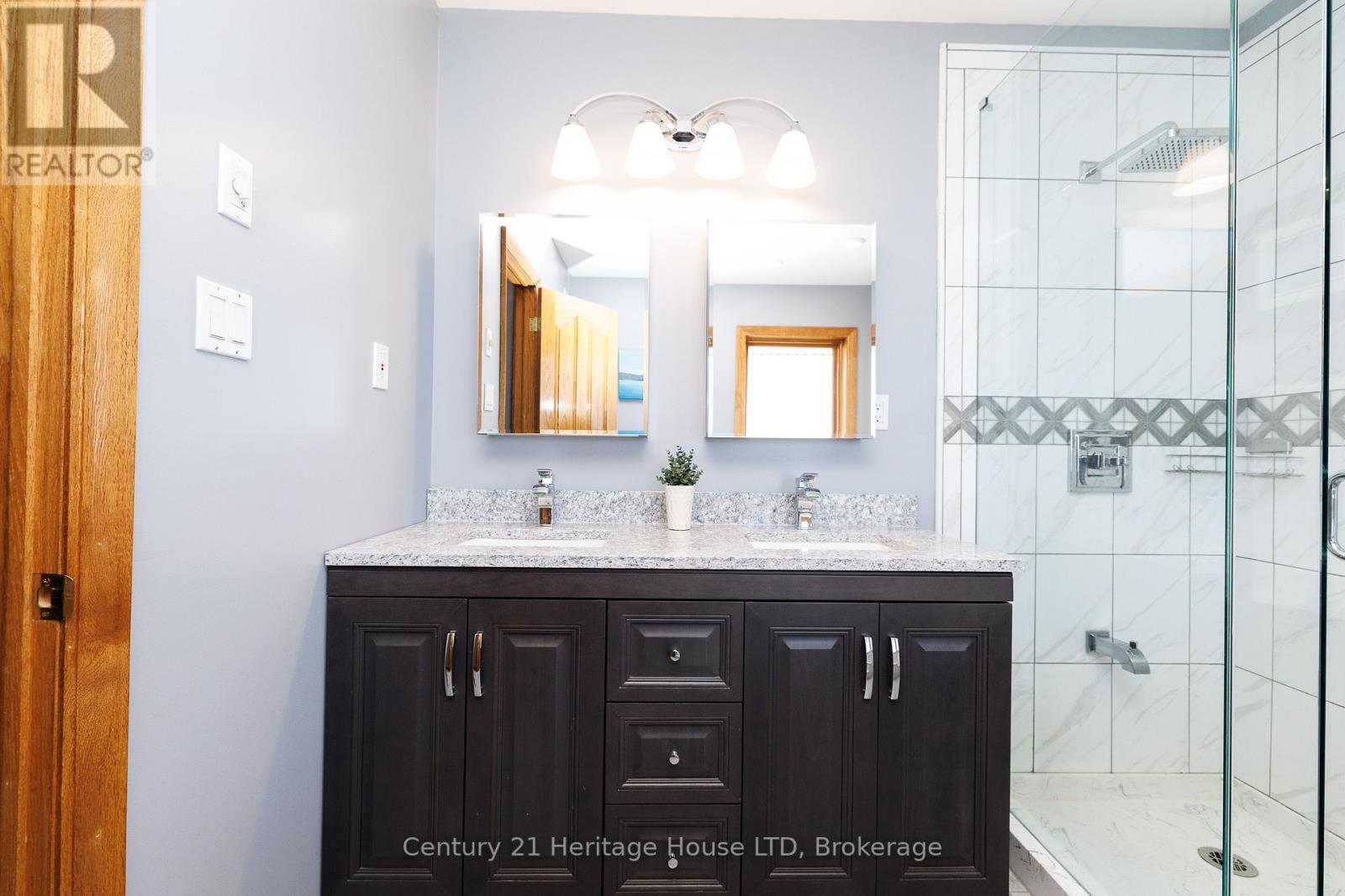 Primary Ensuite - 6 Jacob'S Landing, Grimsby (Grimsby Beach), ON