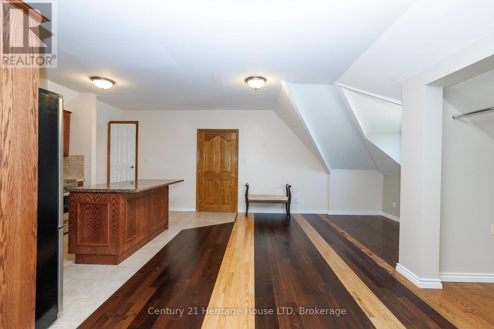 In Law Suite #2 Above Garage - 6 Jacob'S Landing, Grimsby (Grimsby Beach), ON