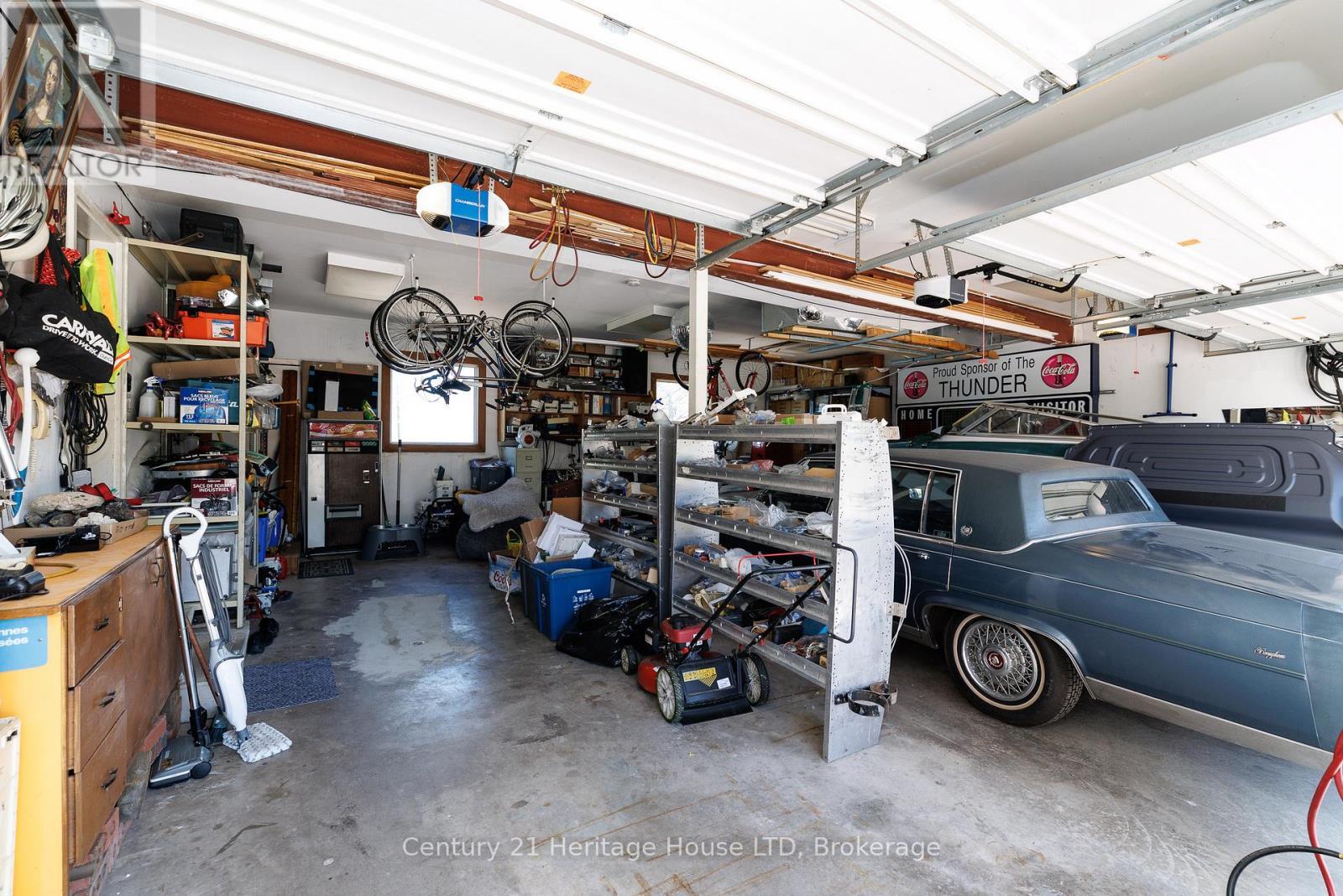 Triple Car Garage - 6 Jacob'S Landing, Grimsby (Grimsby Beach), ON