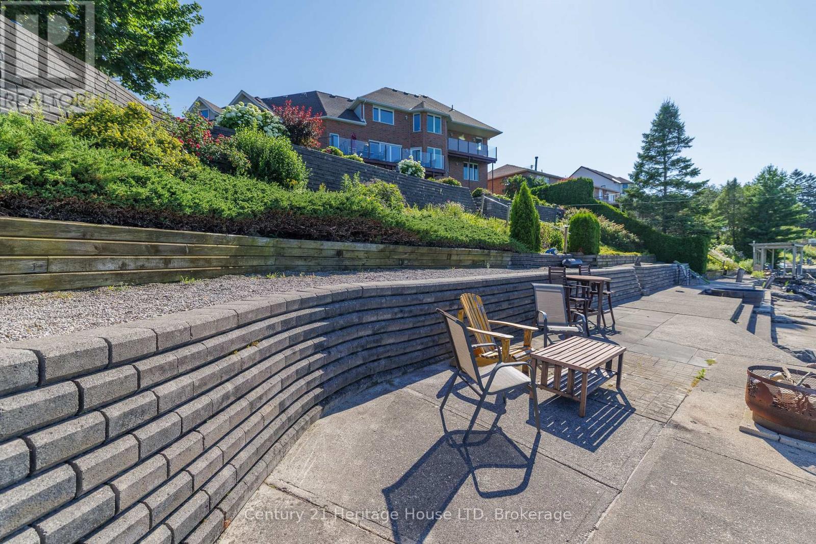 Tiered seating areas overlooking Lake Ontario - 6 Jacob'S Landing, Grimsby (Grimsby Beach), ON