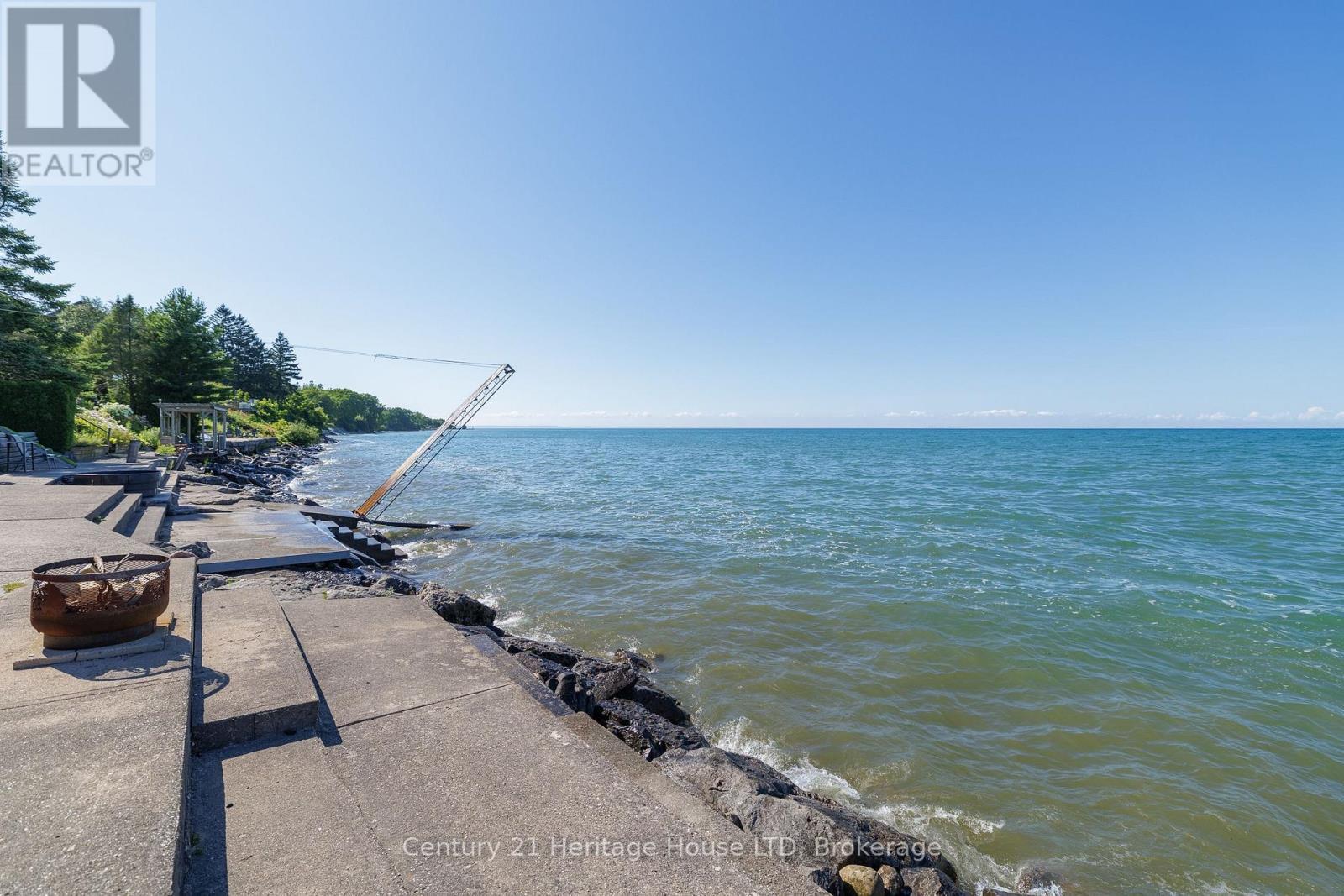 Private dock on a winch - 6 Jacob'S Landing, Grimsby (Grimsby Beach), ON