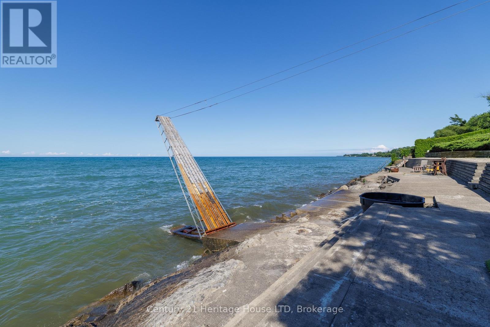 Private dock on a winch - 6 Jacob'S Landing, Grimsby (Grimsby Beach), ON
