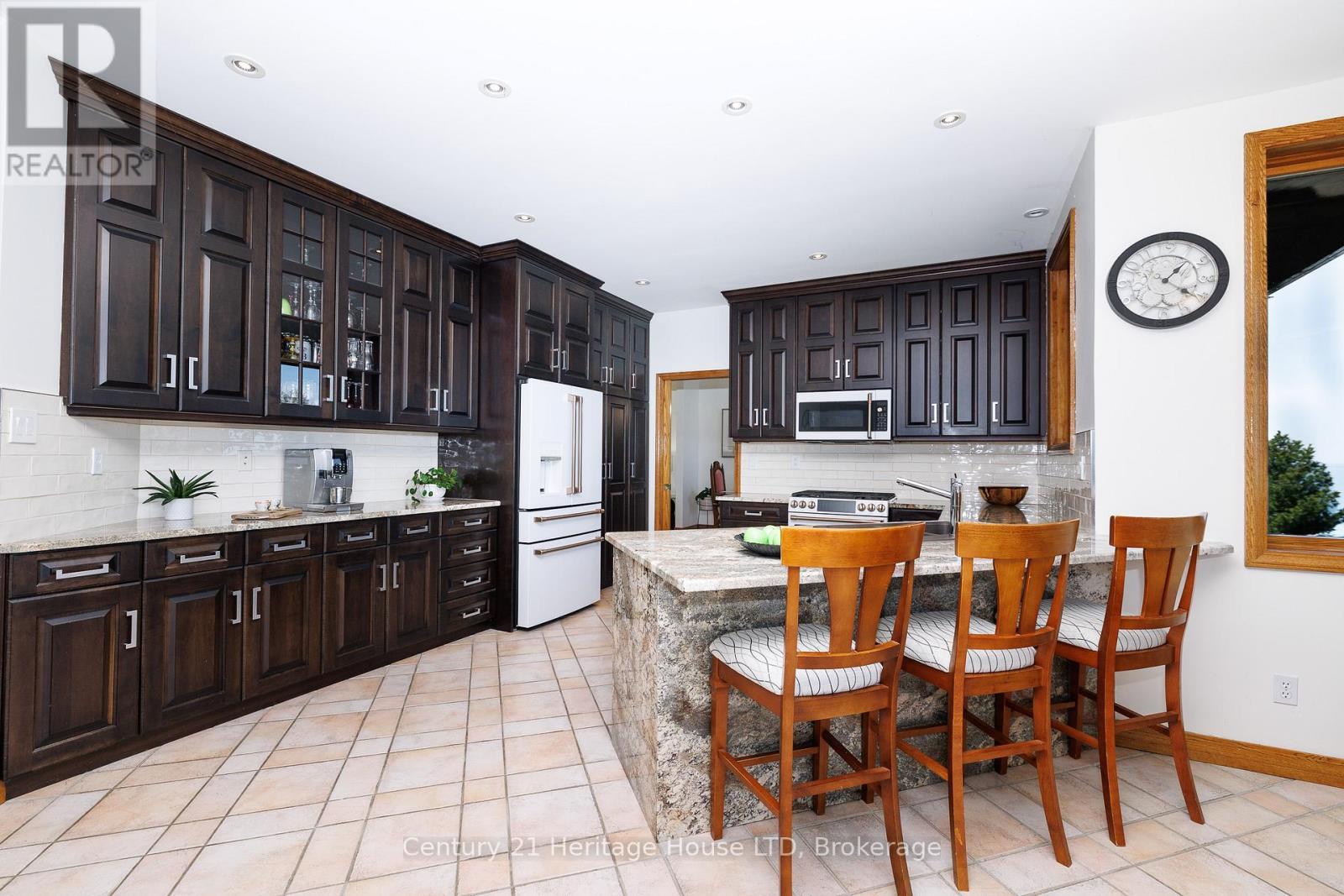 Large eat in kitchen with granite - 6 Jacob'S Landing, Grimsby (Grimsby Beach), ON