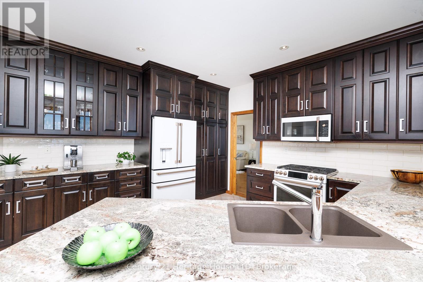 Large eat in kitchen with granite - 6 Jacob'S Landing, Grimsby (Grimsby Beach), ON