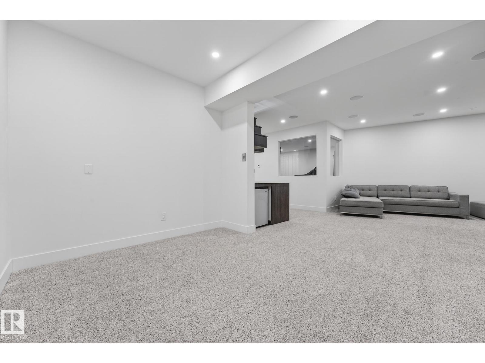 14643 92A Av Nw, Edmonton, AB