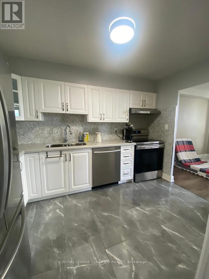 1610 - 5 Shady Golfway, Toronto, ON - Indoor Photo Showing Kitchen With Double Sink