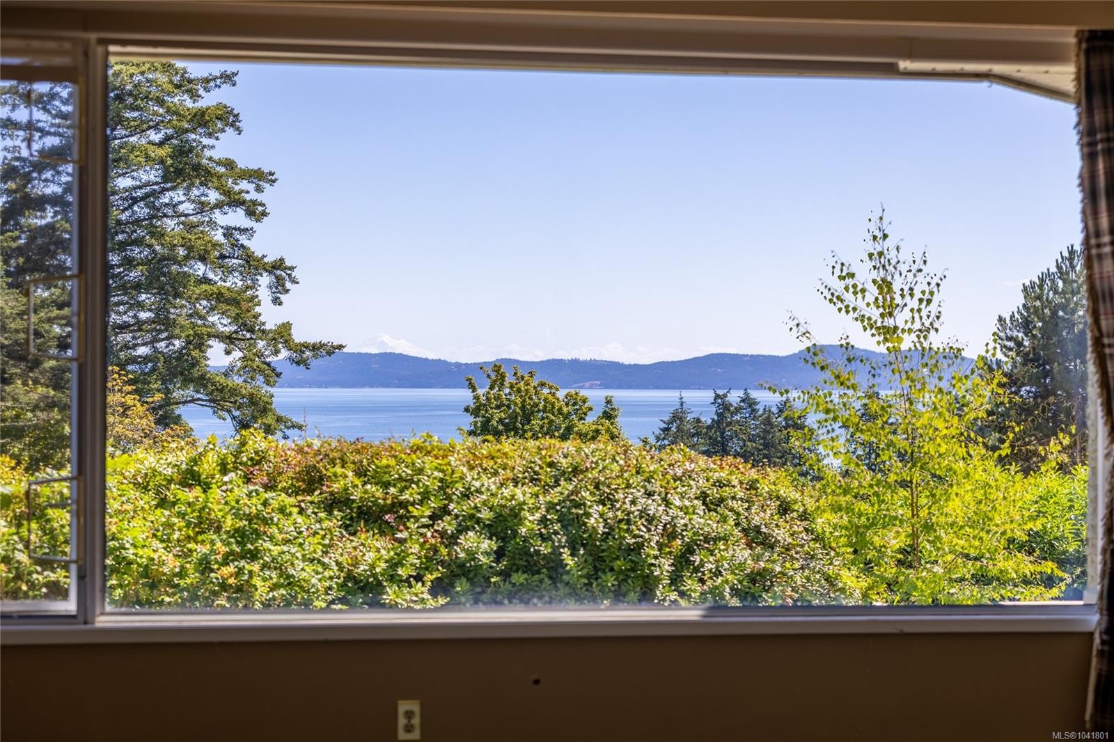 4916 Lochside Dr, Saanich, BC