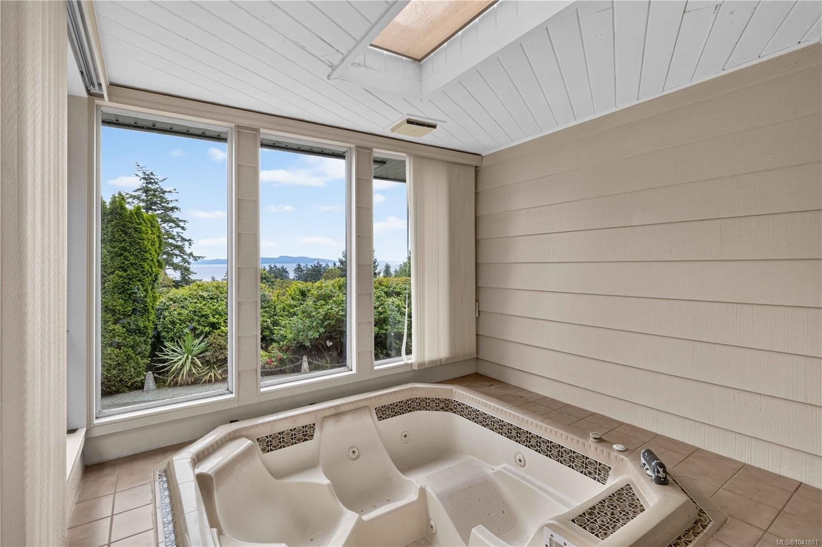 4916 Lochside Dr, Saanich, BC