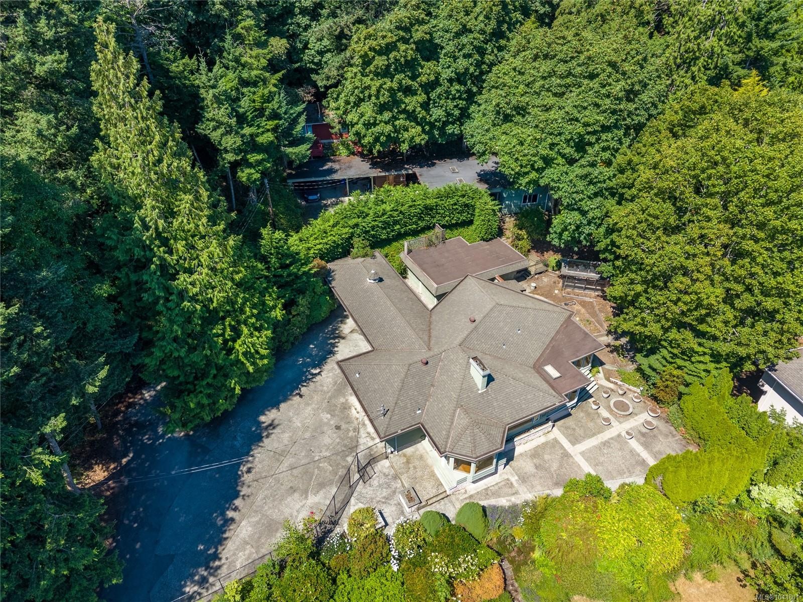 4916 Lochside Dr, Saanich, BC