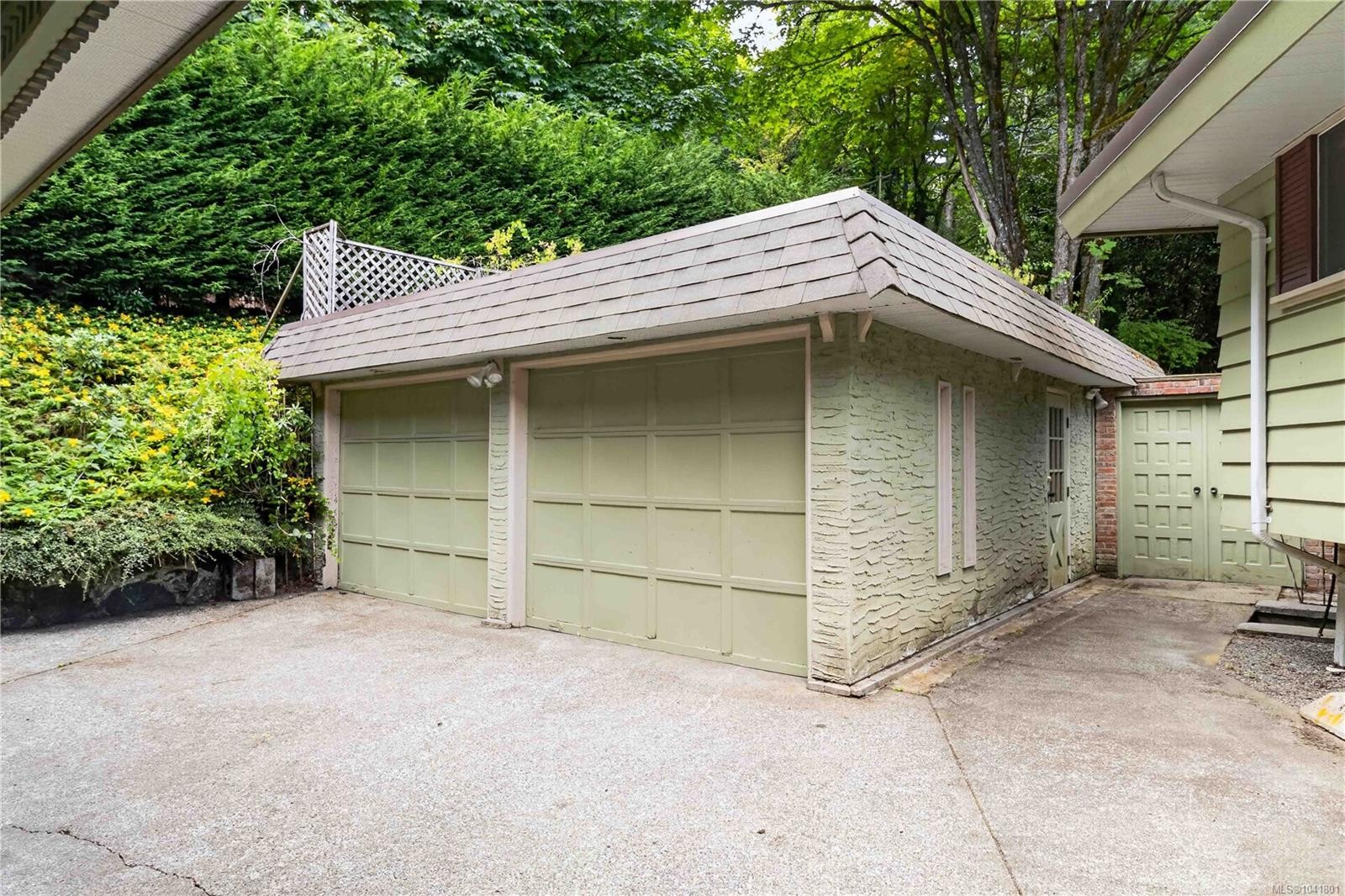 4916 Lochside Dr, Saanich, BC