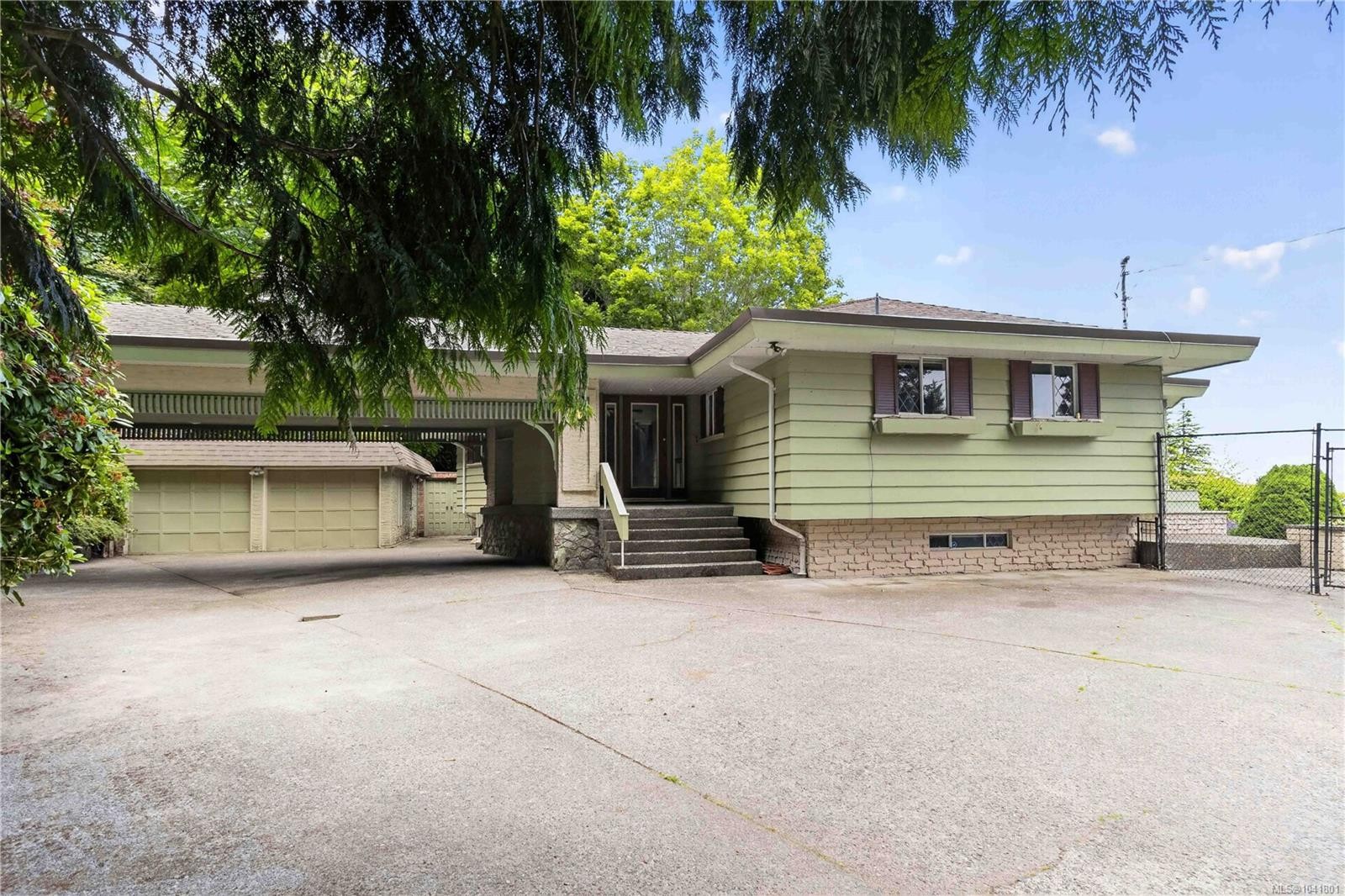 4916 Lochside Dr, Saanich, BC