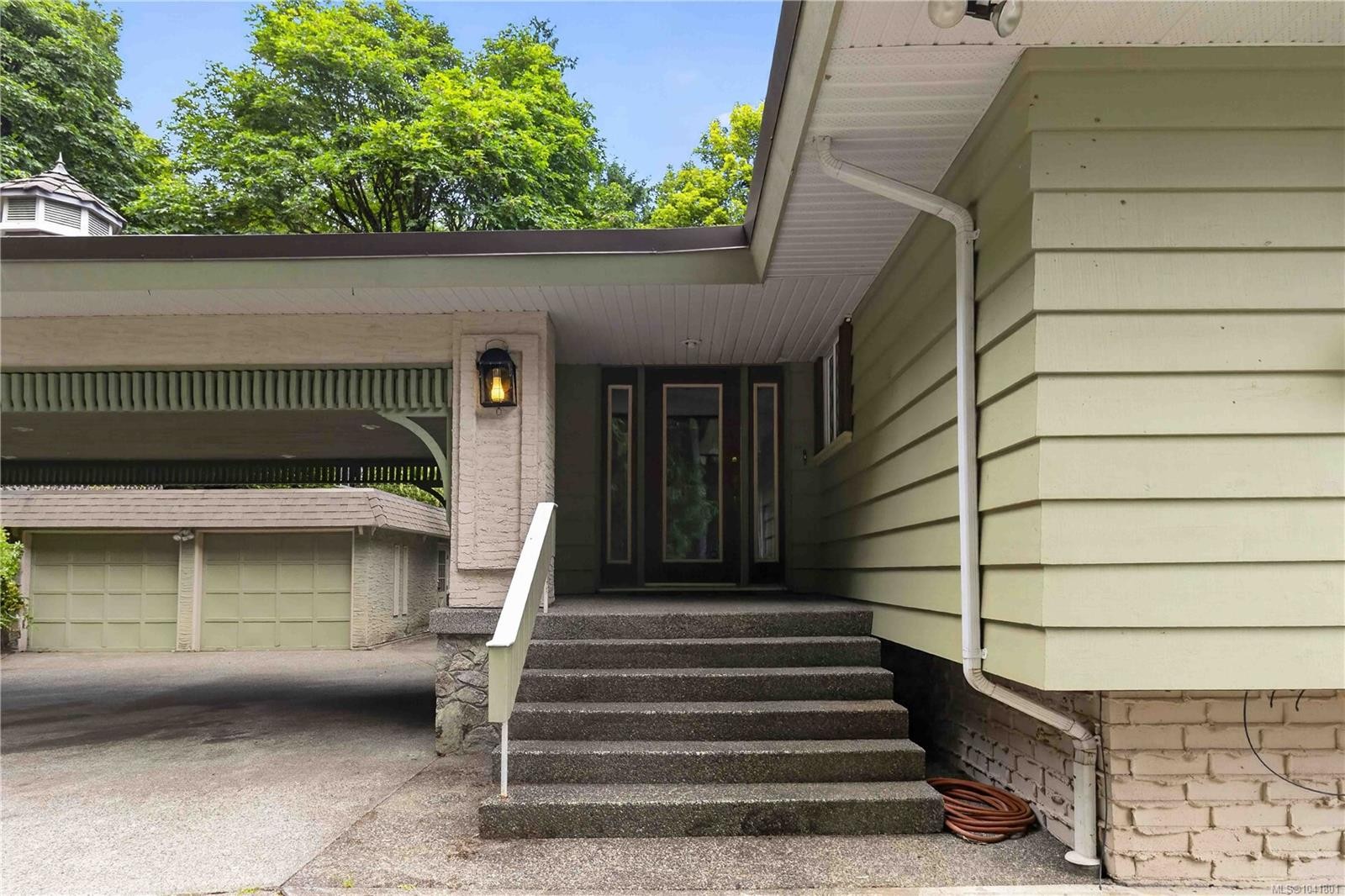 4916 Lochside Dr, Saanich, BC
