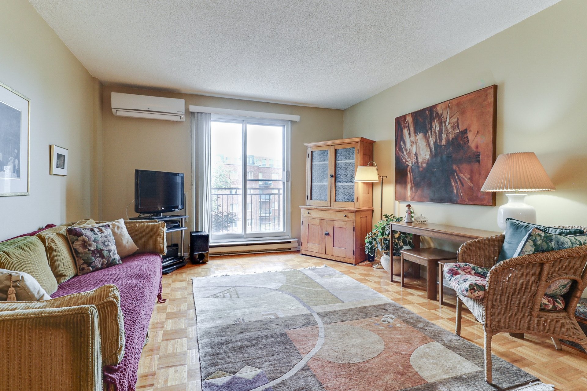 Salon - 415-4655 Boul. Henri-Bourassa O., Montréal (Saint-Laurent), QC