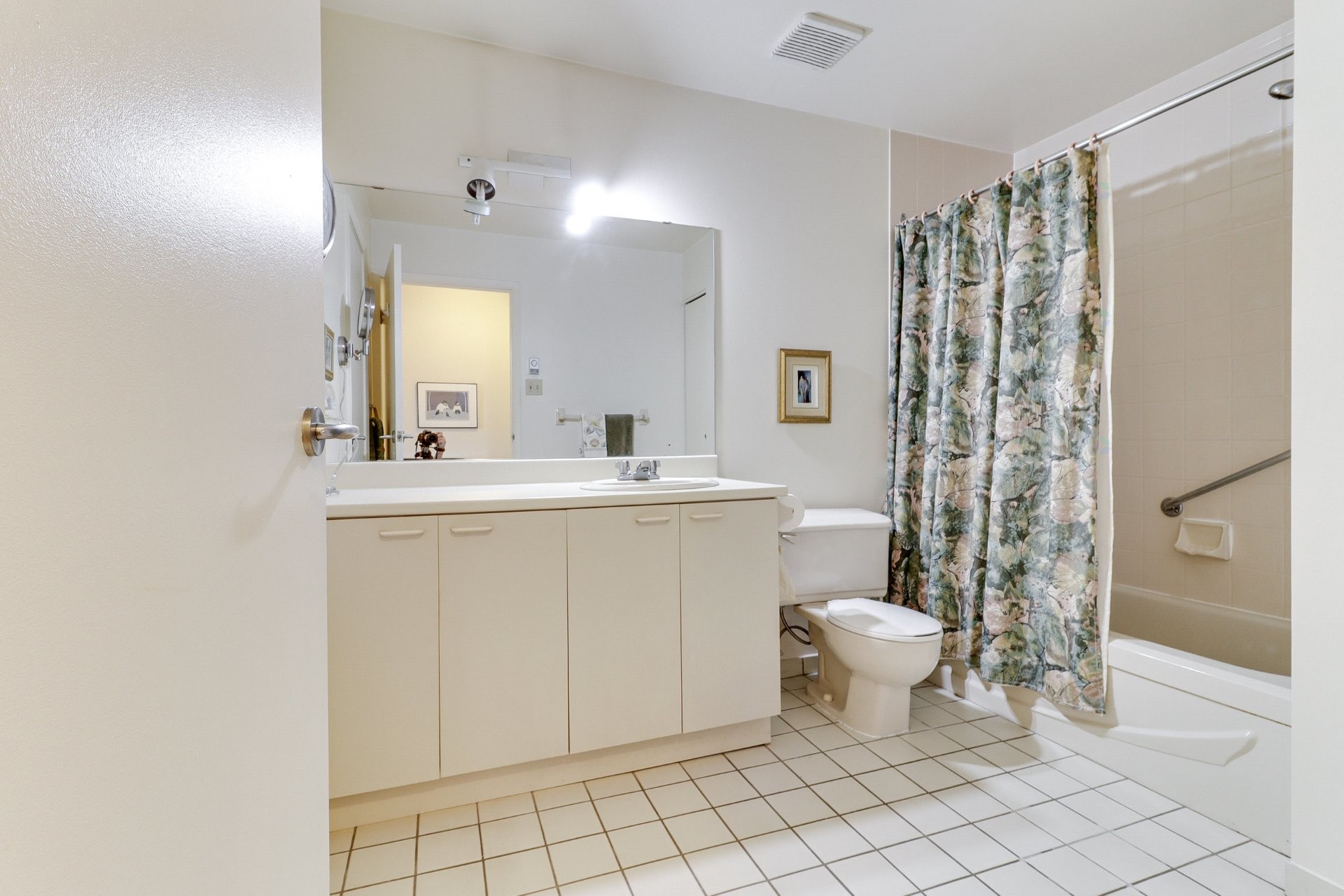 Salle de bains - 415-4655 Boul. Henri-Bourassa O., Montréal (Saint-Laurent), QC