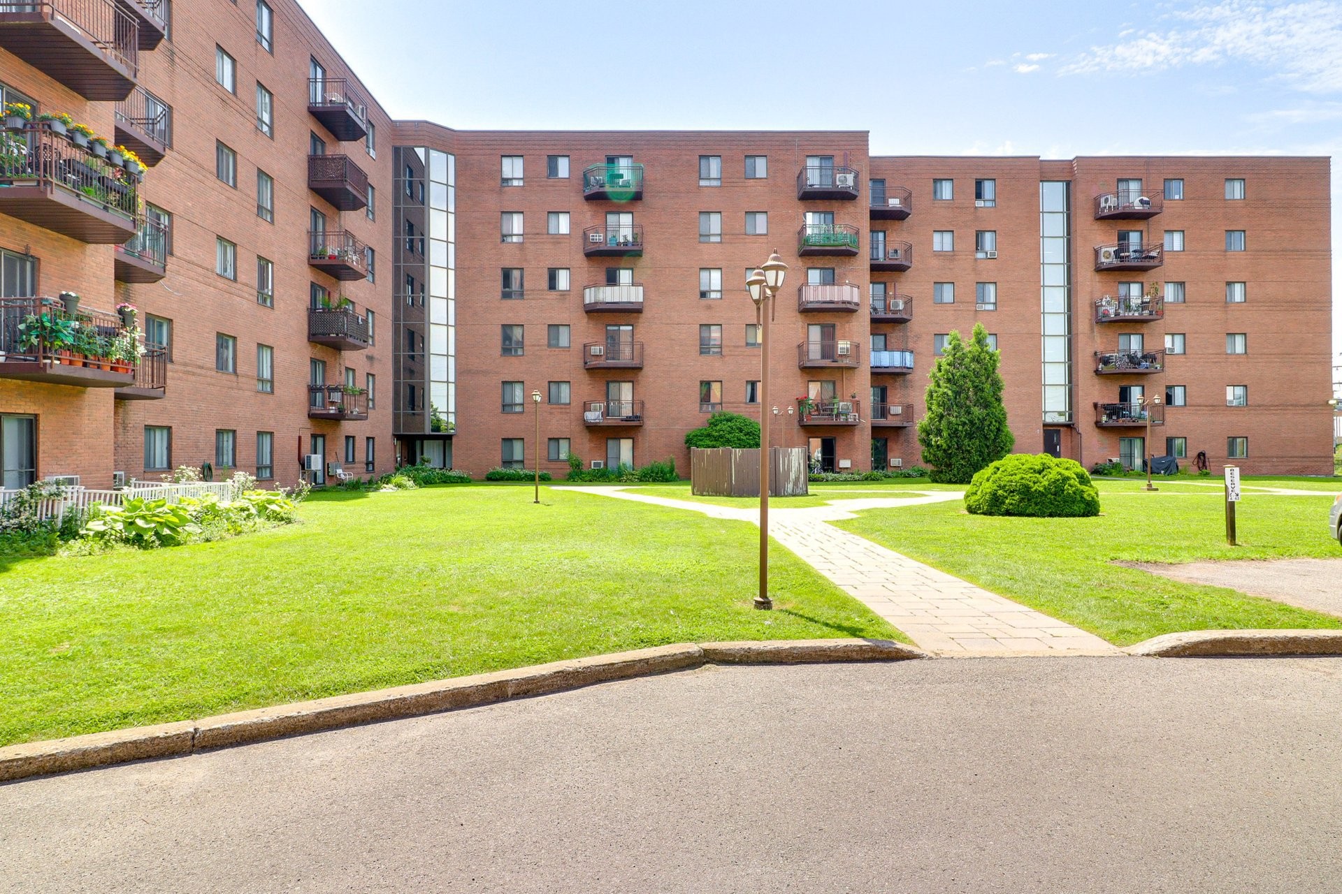 Extérieur - 415-4655 Boul. Henri-Bourassa O., Montréal (Saint-Laurent), QC