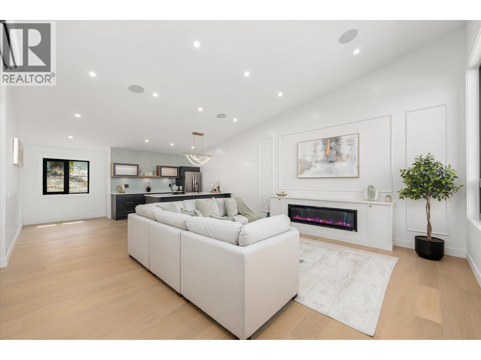 245 Turnberry Street Lot# 8, Kelowna, BC - Indoor Photo Showing Living Room With Fireplace