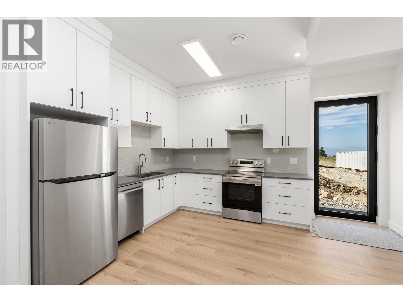 245 Turnberry Street Lot# 8, Kelowna, BC - Indoor Photo Showing Kitchen
