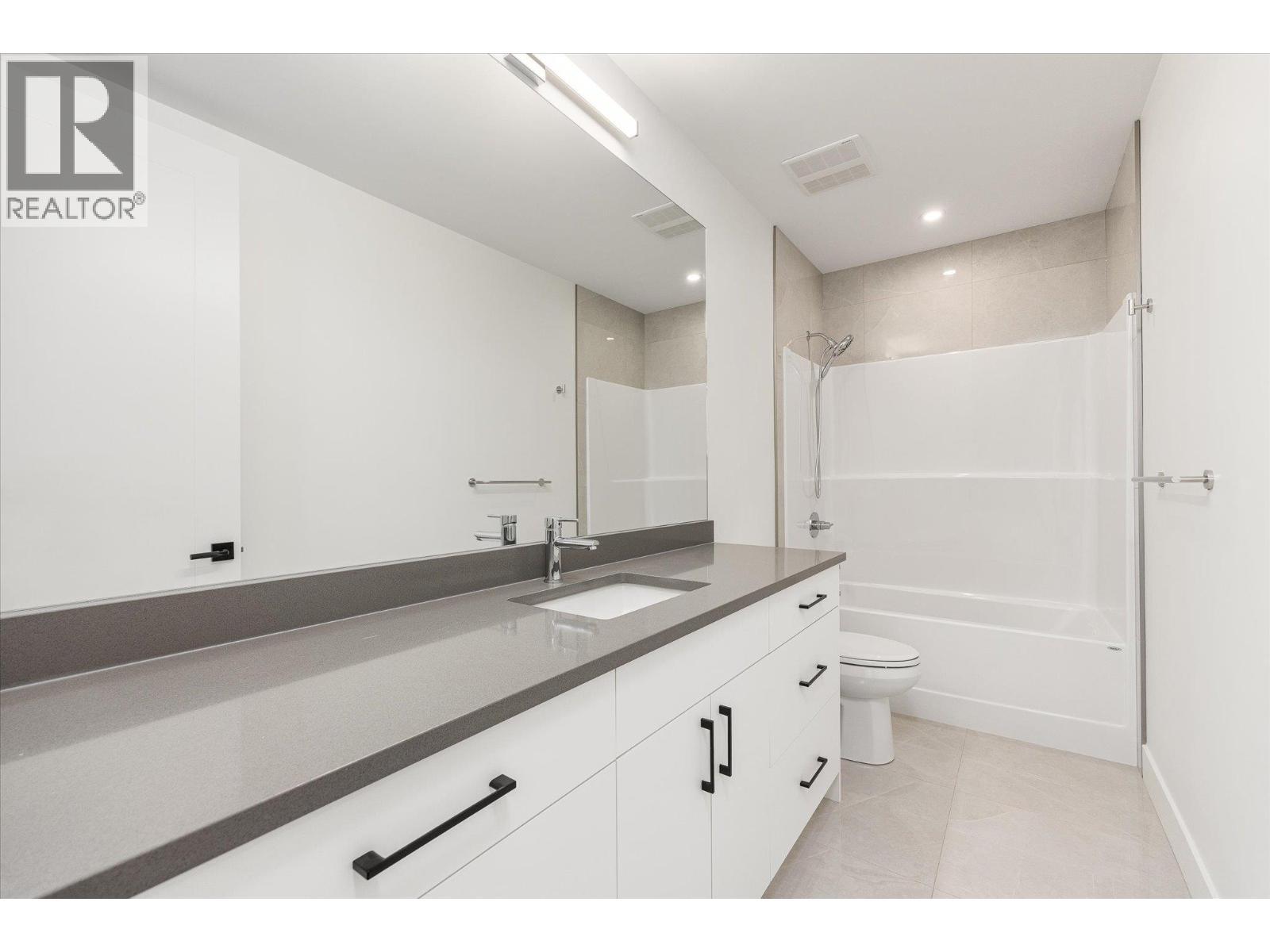 245 Turnberry Street Lot# 8, Kelowna, BC - Indoor Photo Showing Bathroom