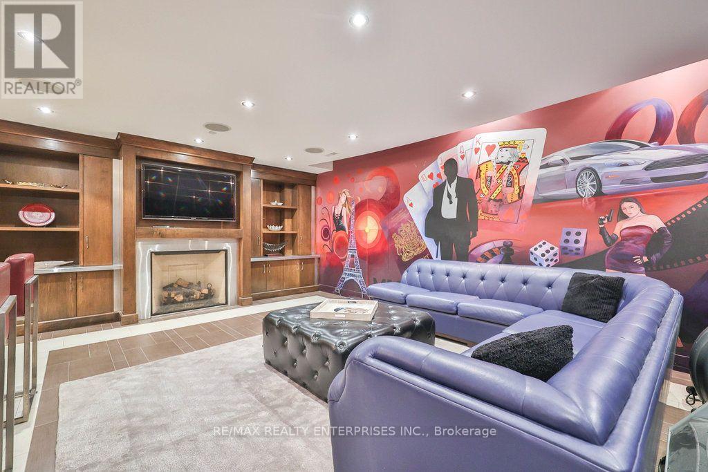 1500 Watersedge Road, Mississauga, ON - Indoor Photo Showing Living Room With Fireplace