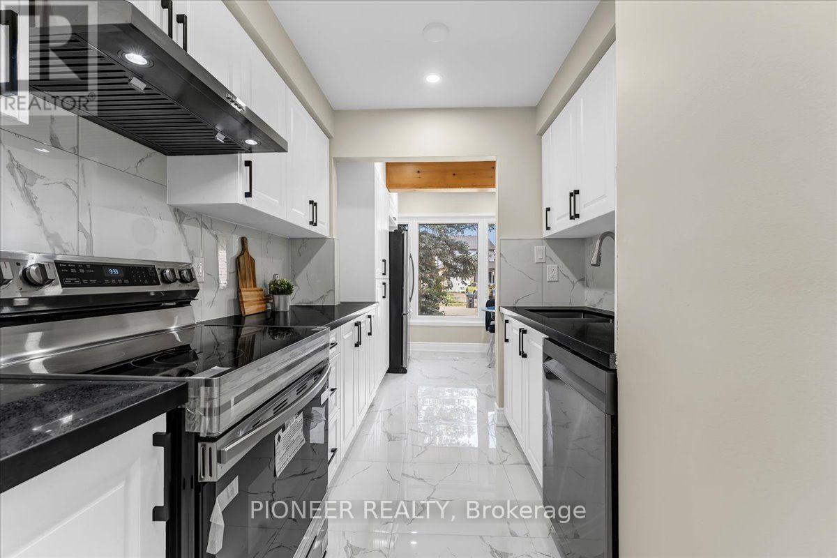 22 Wolverton Crescent, Brampton, ON - Indoor Photo Showing Kitchen With Upgraded Kitchen