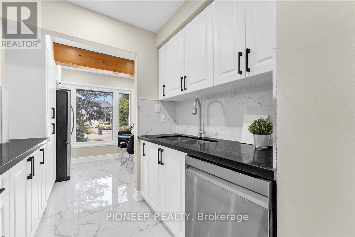 22 Wolverton Crescent, Brampton, ON - Indoor Photo Showing Kitchen