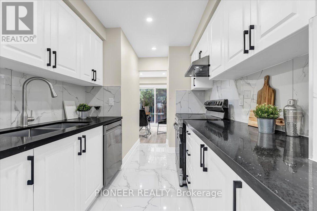 22 Wolverton Crescent, Brampton, ON - Indoor Photo Showing Kitchen With Upgraded Kitchen